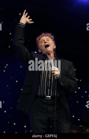 Mick Hucknall von Simply Red auf der Bühne während der BBC Proms im Park im Hyde Park Samstag, 10 2005. September. DRÜCKEN SIE VERBANDSFOTO. Der Bildnachweis sollte lauten: Edmond Terakopian/PA Stockfoto