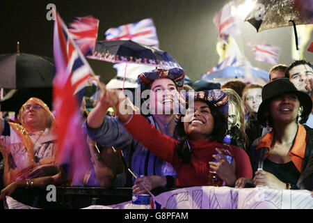 Die Massen genießen BBC Proms im Park im Hyde Park Samstag, 10 2005. September. DRÜCKEN SIE VERBANDSFOTO. Der Bildnachweis sollte lauten: Edmond Terakopian/PA Stockfoto