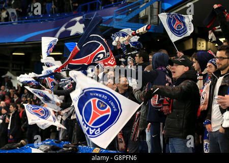 Die Paris Saint Germain-Fans jubeln vor dem Spiel der UEFA Champions League, der sechzehn-Runden-Runde in der Stamford Bridge, London, auf ihrer Seite an. Stockfoto