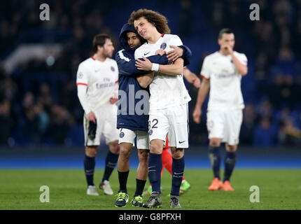 Paris Saint Germain's David Luiz (rechts) feiert den Sieg mit Lucas Moura nach der UEFA Champions League, Sechzehnter-Runde, Second-Leg-Spiel auf der Stamford Bridge, London. Stockfoto