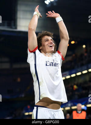 Paris Saint Germain's David Luiz feiert den Sieg nach der UEFA Champions League, Runde der sechzehn, Second Leg Spiel in Stamford Bridge, London. Stockfoto