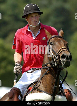 Bibliotheksdatei vom 25/07/2004 von Prince Harry in Aktion während eines Polospiels im Windsor Great Park, das als Kapitän des Prince of Wales Teams gegen Hurlingham spielt. Prinz Harry wird am Donnerstag, den 15. September 2005, seinen 21. Geburtstag feiern. Siehe PA Story ROYAL Harry. DRÜCKEN SIE VERBANDSFOTO. Das Foto sollte lauten: Kirsty Wigglesworth/ PA Stockfoto