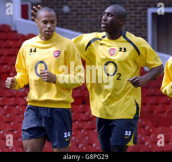 Bibliotheksdatei vom 04/08/2005 von Arsenals Thierry Henry (L) und Sol Campbell. Henry wird Arsenals Champions League-Auftakt am Mittwoch gegen den Schweizer FC Thun verpassen, aber Campbell könnte sich für sein erstes Spiel der Saison, Sonntag, 11. September 2005, behaupten. Siehe PA Geschichte FUSSBALL Arsenal. DRÜCKEN SIE VERBANDSFOTO. Das Foto sollte lauten: Sean Dempsey/PA. Stockfoto