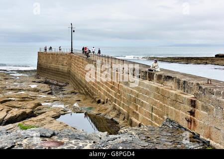 Der Granit Stein Pier in Porthleven auf der Lizard Halbinsel Cornwall England UK Stockfoto