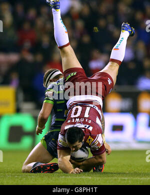 Ben Flower von Wigan Warriors wird von Adam Cuthbertson von Leeds Rhinos während des ersten Utility Super League-Spiels im DW Stadium in Wigan angegangen. Stockfoto