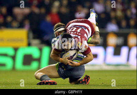 Ben Flower von Wigan Warriors wird von Adam Cuthbertson von Leeds Rhinos während des ersten Utility Super League-Spiels im DW Stadium in Wigan angegangen. Stockfoto