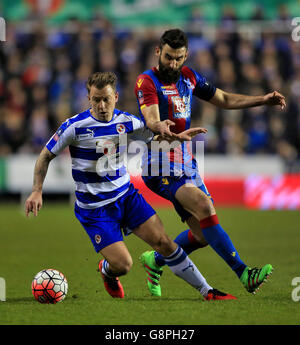 Reading's Simon Cox (links) und Crystal Palace's Mile Jedinak kämpfen während des FA Cup, Quarter Final Match im Madejski Stadium, Reading, um den Ball. Stockfoto