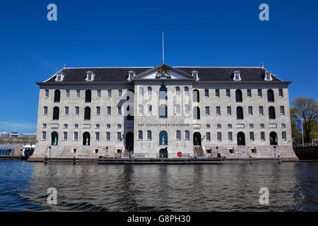 Das National Maritime Museum im Hafen von Amsterdam, Niederlande im Frühjahr. Stockfoto