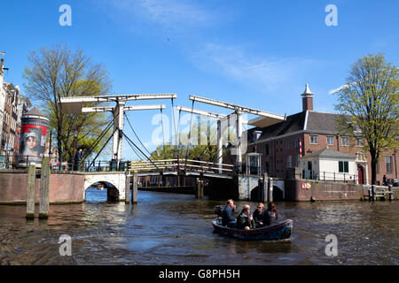 Blick vom Fluss "Amstel" auf einer Brücke über die Nieuwe Herengracht in Amsterdam, Niederlande im Frühjahr. Stockfoto