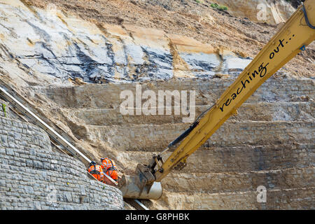 Abseilenden deutlich gefallenen Schutt am East Cliff im Juni aus dem Erdrutsch, der im April in Bournemouth aufgetreten sind Stockfoto