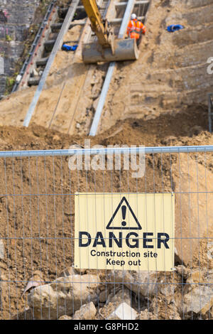 Abseilenden deutlich gefallenen Schutt am East Cliff im Juni aus dem Erdrutsch, der im April in Bournemouth aufgetreten sind Stockfoto