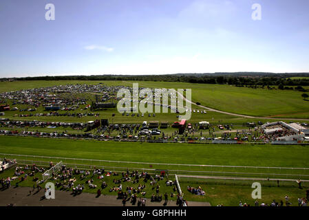 Pferderennen - Familienfunday - Epsom Downs Rennbahn. Rennfahrer genießen die Atmosphäre beim Familienfunday in Epsom Stockfoto