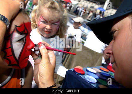 Pferderennen Sie - Familie Funday - Epsom Downs Racecourse Stockfoto