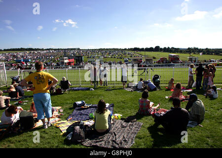 Pferderennen - Familienfunday - Epsom Downs Rennbahn. Rennfahrer genießen die Atmosphäre beim Familienfunday in Epsom Stockfoto