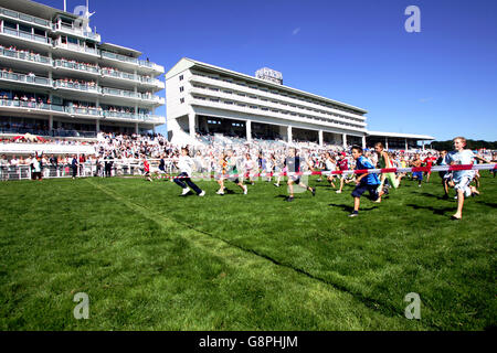 Pferderennen - Familienfunday - Epsom Downs Rennbahn. Das Kinderrennen in Epsom Stockfoto