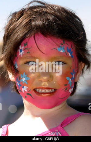 Pferderennen - Familienfunday - Epsom Downs Rennbahn. Kinder genießen den Familienfunday in Epsom Stockfoto