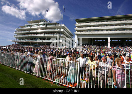 Pferderennen Sie - Familie Funday - Epsom Downs Racecourse Stockfoto