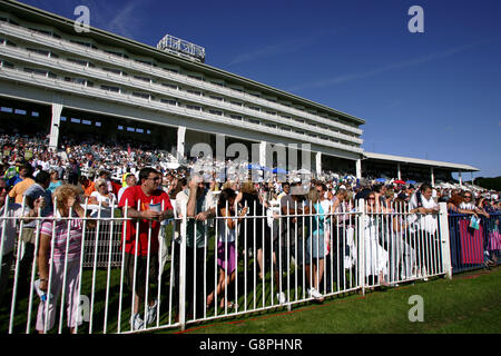 Pferderennen Sie - Familie Funday - Epsom Downs Racecourse Stockfoto