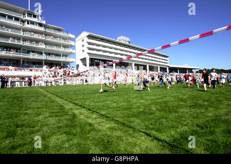 Pferderennen Sie - Familie Funday - Epsom Downs Racecourse Stockfoto