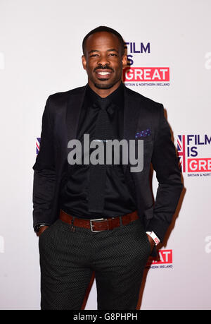 Chike Okonkwo Besuch des Films ist EIN GROSSER Empfang im Fig and Olive in Los Angeles, USA. Stockfoto