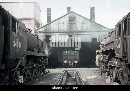 Weymouth Motiv Macht Depot in den letzten Monaten des südlichen Dampf mit einer BR standard 4 2-6-0 und umgebaut Bulleid West Graf Stockfoto