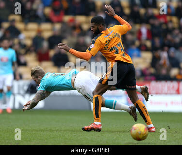 Johnny Russell von Derby County (links) wird von Ethan Ebanks-Landell von Wolverhampton Wanderers während des Sky Bet Championship-Spiels auf dem Molineux, Wolverhampton, angegangen. Stockfoto