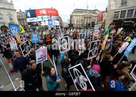 Demonstranten, die am Stop Trident protestmarsch teilnehmen, machen sich auf den Weg durch den Piccadilly Circus, London. Stockfoto