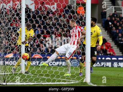 Stoke City / Aston Villa - Barclays Premier League - Britannia Stadium. Marko Arnautovic von Stoke City erzielt das zweite Tor seines Spielers Stockfoto