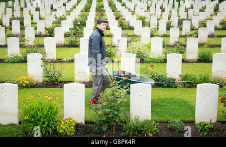 Garten Hausmeister 1. Klasse Nick Holden auf dem Friedhof von Harrogate (Stonefall) in North Yorkshire, wo 23 ersten Weltkrieg Soldaten begraben oder gedacht, wie Vorbereitungen getroffen sind, am 1. Juli anlässlich die Hundertjahrfeier der Schlacht an der Somme. Stockfoto