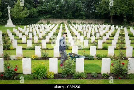 Garten Hausmeister 1. Klasse Nick Holden auf dem Friedhof von Harrogate (Stonefall) in North Yorkshire, wo 23 ersten Weltkrieg Soldaten begraben oder gedacht, wie Vorbereitungen getroffen sind, am 1. Juli anlässlich die Hundertjahrfeier der Schlacht an der Somme. Stockfoto