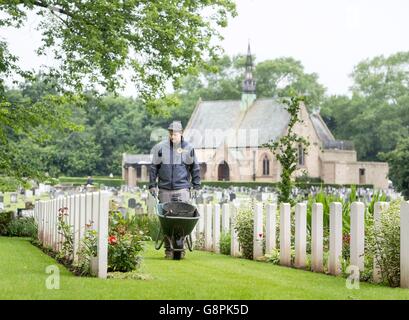 Garten Hausmeister 1. Klasse Nick Holden auf dem Friedhof von Harrogate (Stonefall) in North Yorkshire, wo 23 ersten Weltkrieg Soldaten begraben oder gedacht, wie Vorbereitungen getroffen sind, am 1. Juli anlässlich die Hundertjahrfeier der Schlacht an der Somme. Stockfoto