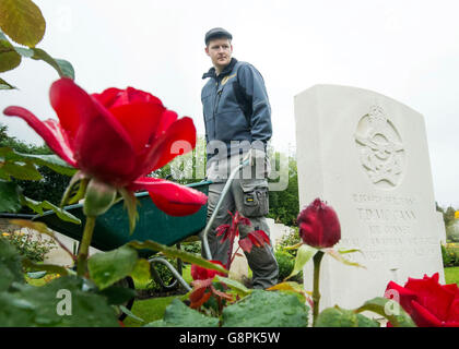 Garten Hausmeister 1. Klasse Nick Holden auf dem Friedhof von Harrogate (Stonefall) in North Yorkshire, wo 23 ersten Weltkrieg Soldaten begraben oder gedacht, wie Vorbereitungen getroffen sind, am 1. Juli anlässlich die Hundertjahrfeier der Schlacht an der Somme. Stockfoto