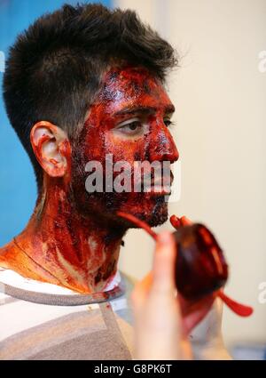 Ein Schauspieler wird in Make-up für Übung Unified Response vorbereitet, eine Notfalltrainingsübung im Littlebrook Kraftwerk in Dartford, Kent. Stockfoto