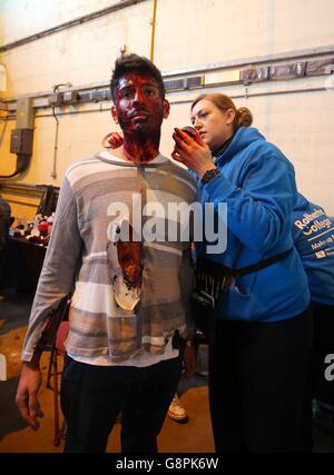 Ein Schauspieler wird in Make-up für Übung Unified Response vorbereitet, eine Notfalltrainingsübung im Littlebrook Kraftwerk in Dartford, Kent. Stockfoto