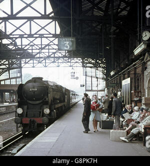 Umgebaute Bulleid West Country Pacific Dartmoor kommt in Bournemouth mit einer Express für London Waterloo. Stockfoto