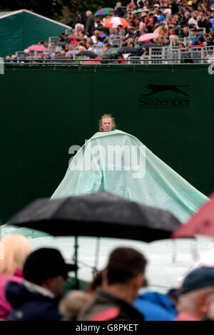 Regen hört am Tag drei der Wimbledon Championships bei den All England Lawn Tennis and Croquet Club, Wimbledon zu spielen. PRESSEVERBAND Foto. Bild Datum: Mittwoch, 29. Juni 2016. PA-Geschichte-TENNIS-Wimbledon zu sehen. Bildnachweis sollte lauten: Anthony Devlin/PA Wire. Einschränkungen: Nur zur redaktionellen Verwendung. Keine kommerzielle Verwendung ohne vorherige schriftliche Zustimmung von der AELTC. Noch Bild verwenden nur - keine bewegten Bilder, Sendung zu emulieren. Keine Überlagerung oder Entfernung von Sponsor/Ad-Logos. Rufen Sie + 44 (0) 1158 447447 für weitere Informationen. Stockfoto