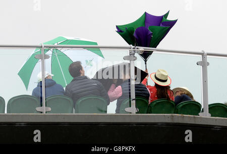 Regen hört am Tag drei der Wimbledon Championships bei den All England Lawn Tennis and Croquet Club, Wimbledon zu spielen. PRESSEVERBAND Foto. Bild Datum: Mittwoch, 29. Juni 2016. PA-Geschichte-TENNIS-Wimbledon zu sehen. Bildnachweis sollte lauten: Anthony Devlin/PA Wire. Einschränkungen: Nur zur redaktionellen Verwendung. Keine kommerzielle Verwendung ohne vorherige schriftliche Zustimmung von der AELTC. Noch Bild verwenden nur - keine bewegten Bilder, Sendung zu emulieren. Keine Überlagerung oder Entfernung von Sponsor/Ad-Logos. Rufen Sie + 44 (0) 1158 447447 für weitere Informationen. Stockfoto