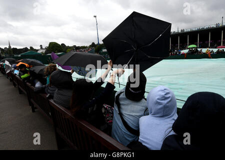 Regen hört am Tag drei der Wimbledon Championships bei den All England Lawn Tennis and Croquet Club, Wimbledon zu spielen. PRESSEVERBAND Foto. Bild Datum: Mittwoch, 29. Juni 2016. PA-Geschichte-TENNIS-Wimbledon zu sehen. Bildnachweis sollte lauten: Anthony Devlin/PA Wire. Einschränkungen: Nur zur redaktionellen Verwendung. Keine kommerzielle Verwendung ohne vorherige schriftliche Zustimmung von der AELTC. Noch Bild verwenden nur - keine bewegten Bilder, Sendung zu emulieren. Keine Überlagerung oder Entfernung von Sponsor/Ad-Logos. Rufen Sie + 44 (0) 1158 447447 für weitere Informationen. Stockfoto