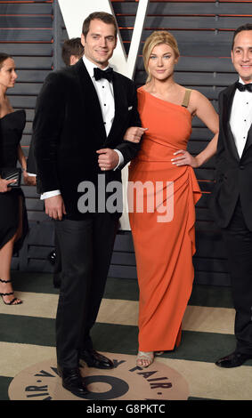 Henry Cavill und Tara King kommen auf der Vanity Fair Oscar Party in Beverly Hills, Los Angeles, CA, USA, 28. Februar 2016 an. DRÜCKEN Sie VERBANDSFOTO. Bilddatum: Sonntag, 28. Februar 2016. Siehe PA Story SHOWBIZ Oscars. Bildnachweis sollte lauten: PA Wire/PA Wire Stockfoto