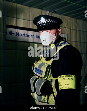 Ein Polizeibeamter während der Übung Unified Response, einer Notfalltrainingsübung, im Littlebrook Power Station in Dartford, Kent. Stockfoto