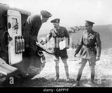 König George V, der eine Panzerkorps-Baskenmütze trägt, verlässt einen der Panzer während seiner Inspektion in Lulworth. Stockfoto