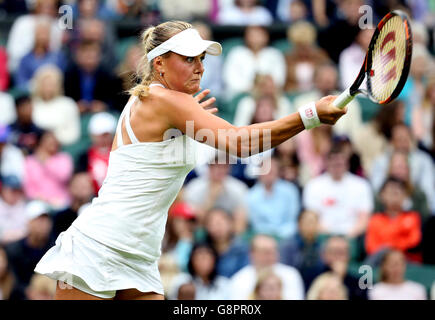 Kateryna Kozlova in Aktion gegen Agnieszka Radwanska an Tag drei der Wimbledon Championships bei den All England Lawn Tennis and Croquet Club, Wimbledon. PRESSEVERBAND Foto. Bild Datum: Mittwoch, 29. Juni 2016. PA-Geschichte-TENNIS-Wimbledon zu sehen. Bildnachweis sollte lauten: Steve Paston/PA Wire. Einschränkungen: Nur zur redaktionellen Verwendung. Keine kommerzielle Verwendung ohne vorherige schriftliche Zustimmung von der AELTC. Noch Bild verwenden nur - keine bewegten Bilder, Sendung zu emulieren. Keine Überlagerung oder Entfernung von Sponsor/Ad-Logos. Rufen Sie + 44 (0) 1158 447447 für weitere Informationen. Stockfoto