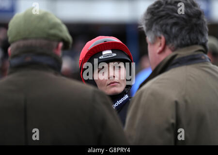 Victoria Pendleton (Mitte) spricht mit Trainer Paul Nicholls (rechts) vor dem Betfair Switching Saddles Hunter Chase auf der Wincanton Racecourse, Somerset. Stockfoto