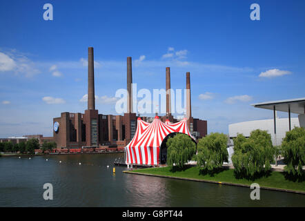 Wolfsburg, Kraftwerk der VOLKSWAGEN Fabrik und AUTOSTADT am Mittellandkanal, senken, Sachsen, Deutschland, Europa Stockfoto