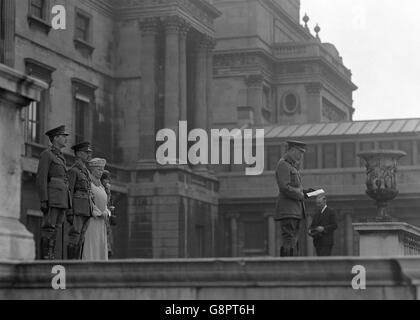 König George V inspiziert das Manchester Regiment am Buckingham Palace. Stockfoto