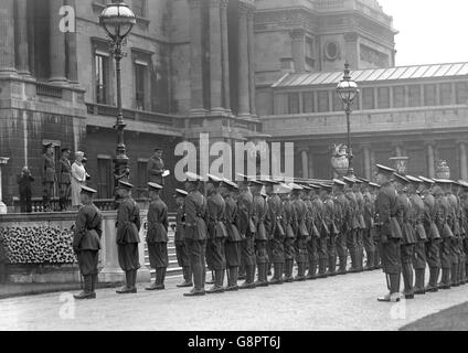 König George V inspiziert das Manchester Regiment am Buckingham Palace. Stockfoto