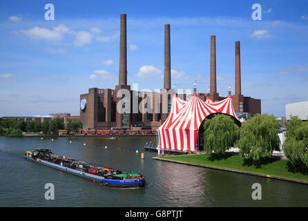 Wolfsburg, Kraftwerk der VOLKSWAGEN Fabrik und AUTOSTADT am Mittellandkanal, Niedersachsen, Deutschland, Europa Stockfoto