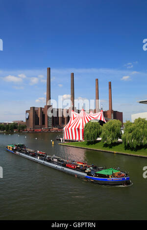 Wolfsburg, Kraftwerk der VOLKSWAGEN Fabrik und AUTOSTADT am Mittellandkanal, Niedersachsen, Deutschland, Europa Stockfoto