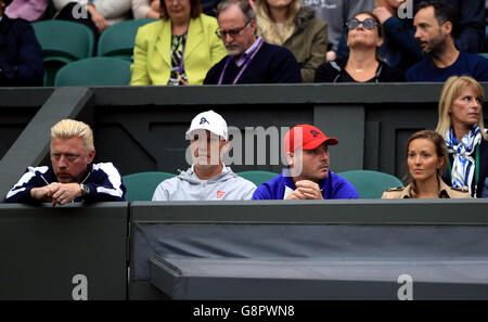 Trainer Boris Becker (links), Jelena Djokovic (rechts), Fitness Trainer Gebhard Gritsch (zweiter von links) und Physio Milan Amanovic im Feld Spieler als Novak Djokovic spielt am dritten Tag der Wimbledon Championships bei den All England Lawn Tennis and Croquet Club, Wimbledon. Stockfoto