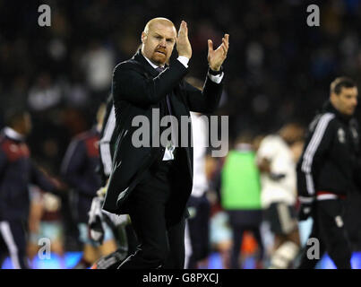 Burnley-Manager Sean Dyche applaudiert den Fans am Ende des Sky Bet Championship-Spiels im Craven Cottage, London. Stockfoto